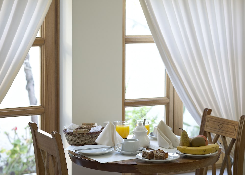 Matina Hotel — Restaurant & bars in Kamari, South Aegean