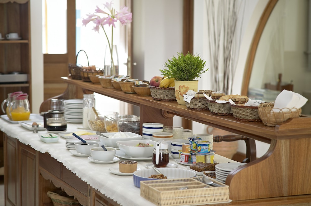 Matina Hotel — Restaurant & bars in Kamari, South Aegean