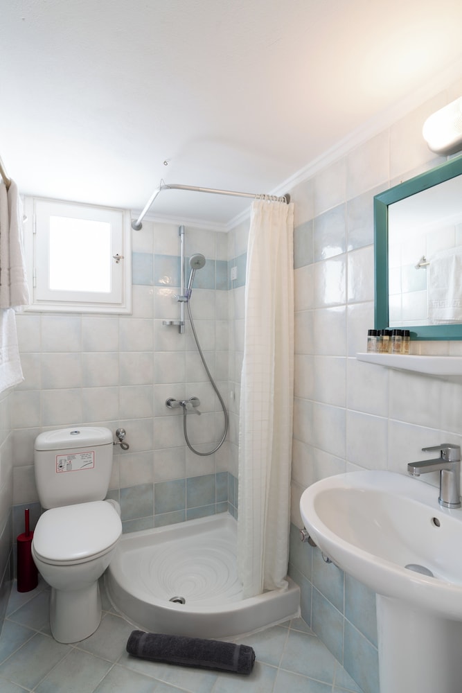 Matina Hotel — Hotel rooms in Kamari, South Aegean