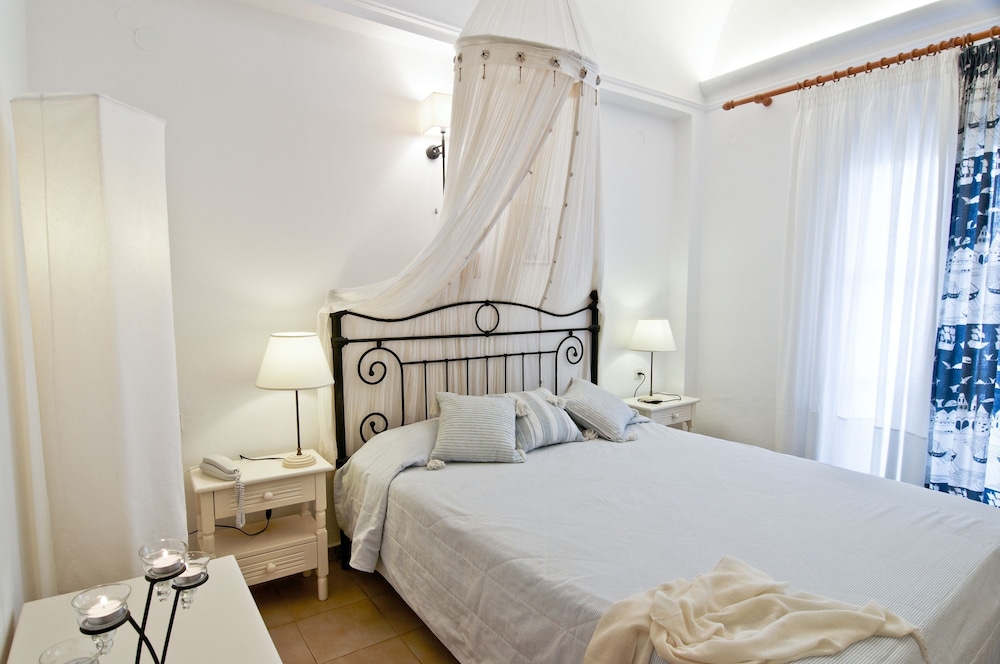 Matina Hotel — Hotel rooms in Kamari, South Aegean