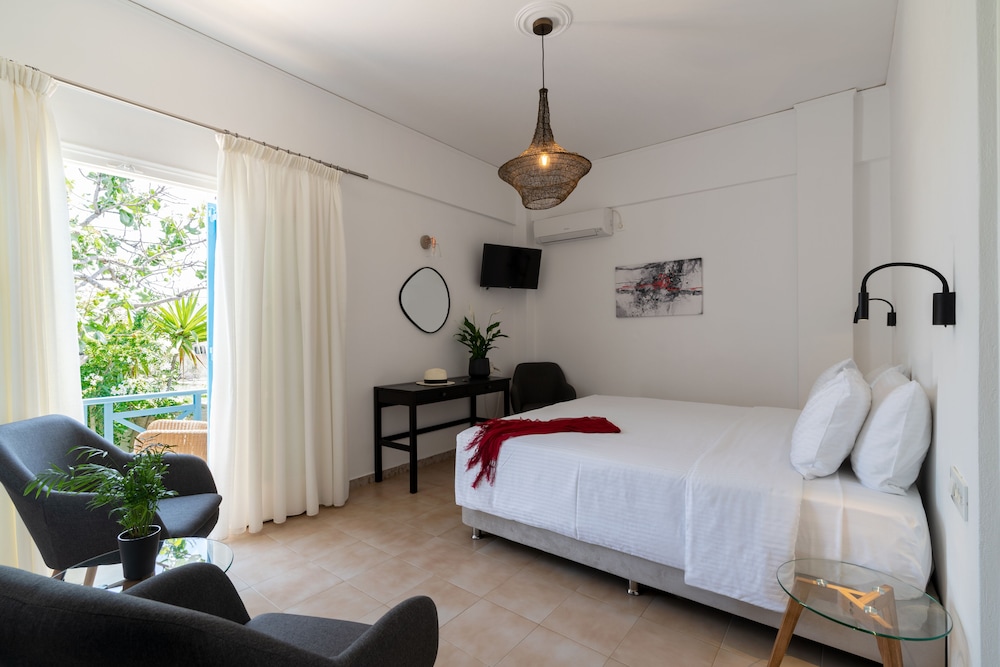 Matina Hotel — Hotel rooms in Kamari, South Aegean