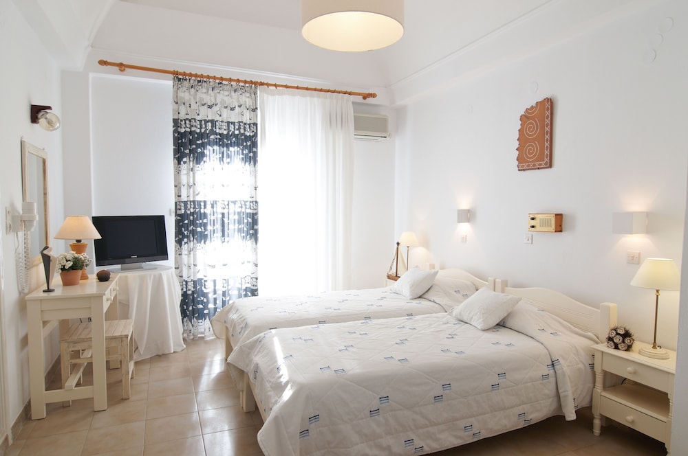 Matina Hotel — Hotel rooms in Kamari, South Aegean