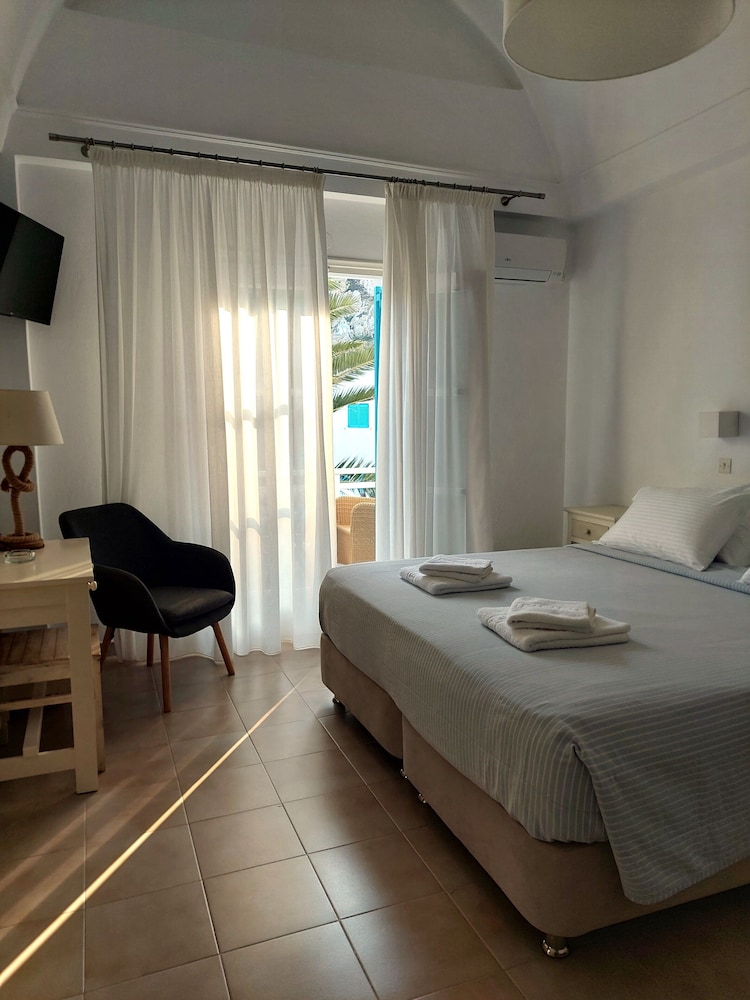 Matina Hotel — Hotel rooms in Kamari, South Aegean