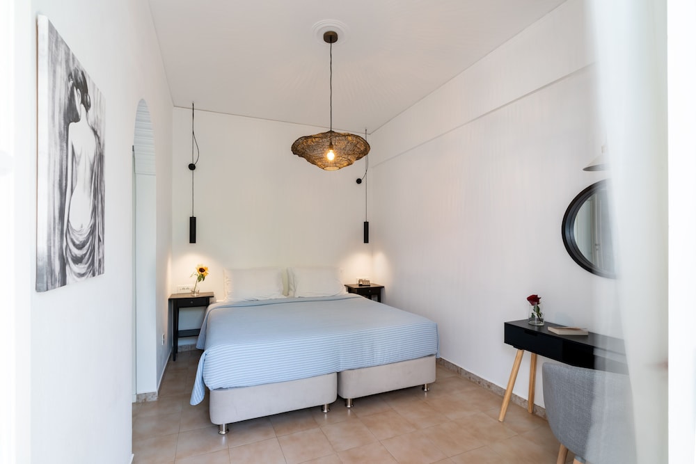 Matina Hotel — Hotel rooms in Kamari, South Aegean