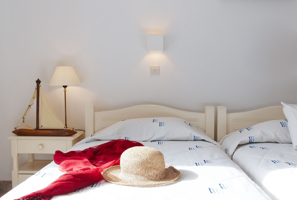 Matina Hotel — Hotel rooms in Kamari, South Aegean