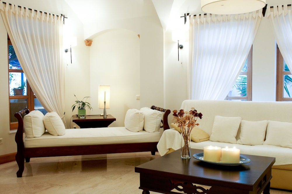 Matina Hotel — Hotel rooms in Kamari, South Aegean