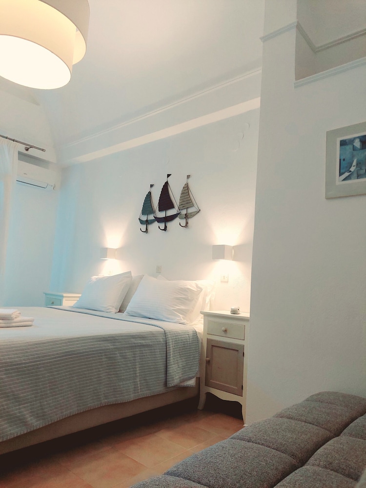 Matina Hotel — Hotel rooms in Kamari, South Aegean