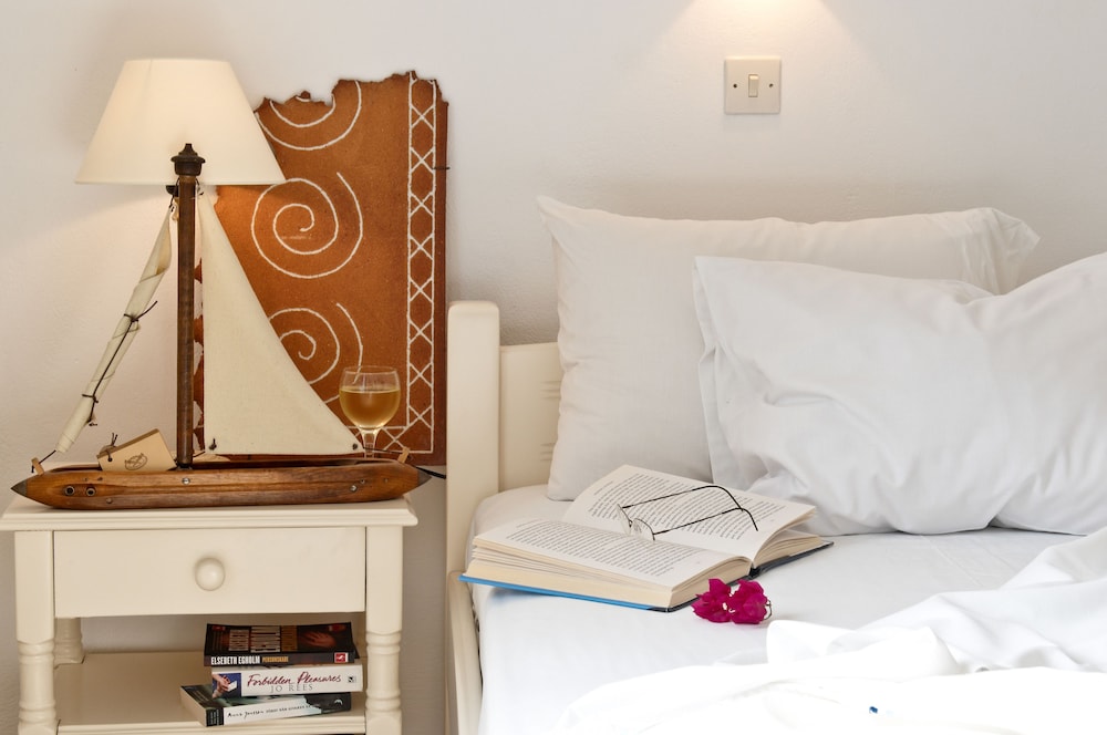 Matina Hotel — Hotel rooms in Kamari, South Aegean