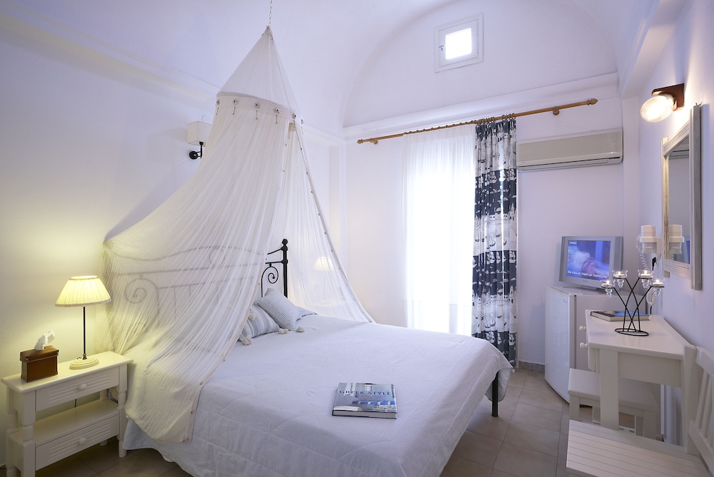 Matina Hotel — Hotel rooms in Kamari, South Aegean