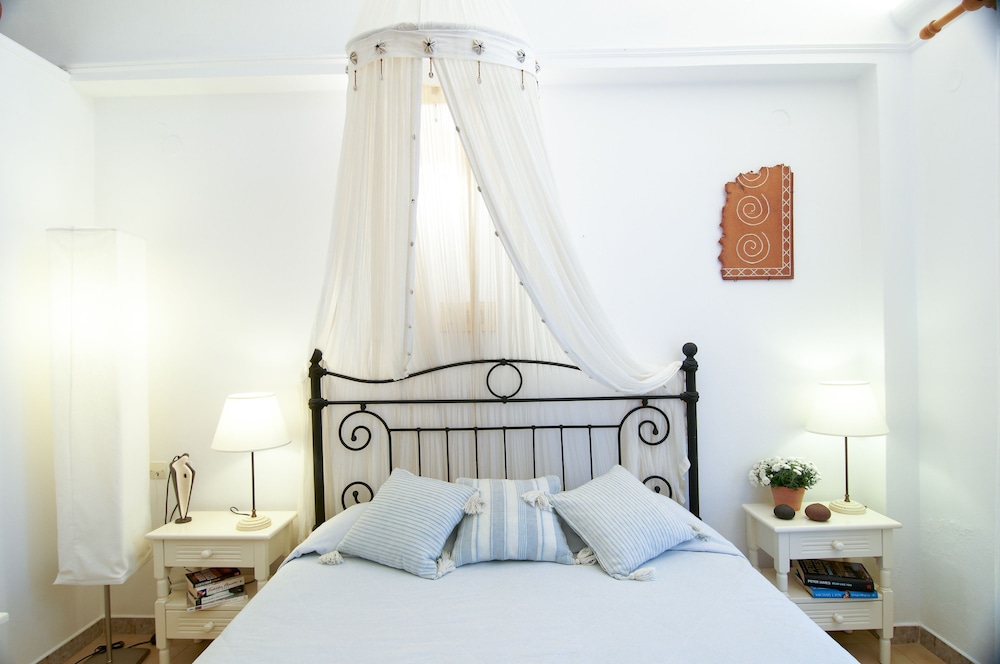 Matina Hotel — Hotel rooms in Kamari, South Aegean