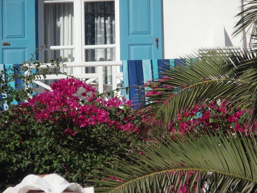 Matina Hotel — Hotel building in Kamari, South Aegean