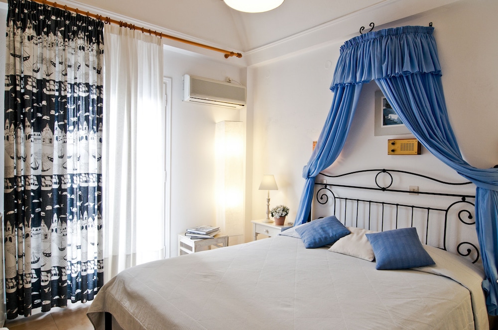 Matina Hotel — Hotel rooms in Kamari, South Aegean