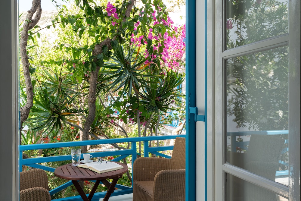 Matina Hotel — Hotel rooms in Kamari, South Aegean