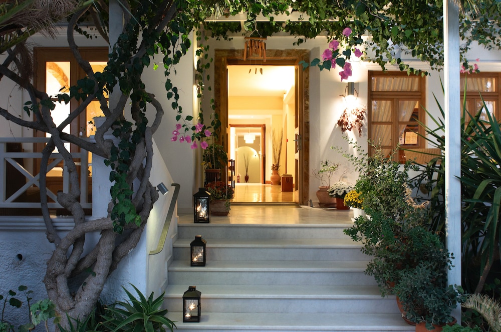 Matina Hotel — Hotel building in Kamari, South Aegean