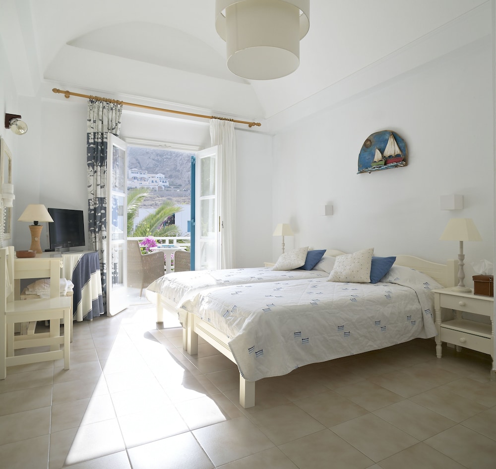 Matina Hotel — Hotel rooms in Kamari, South Aegean