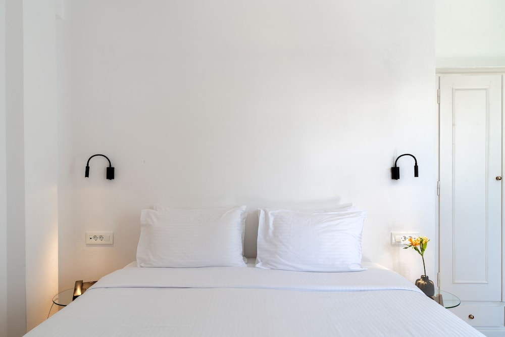 Matina Hotel — Hotel rooms in Kamari, South Aegean