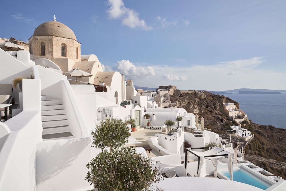 Charisma Suites — Hotel building in Oia, South Aegean