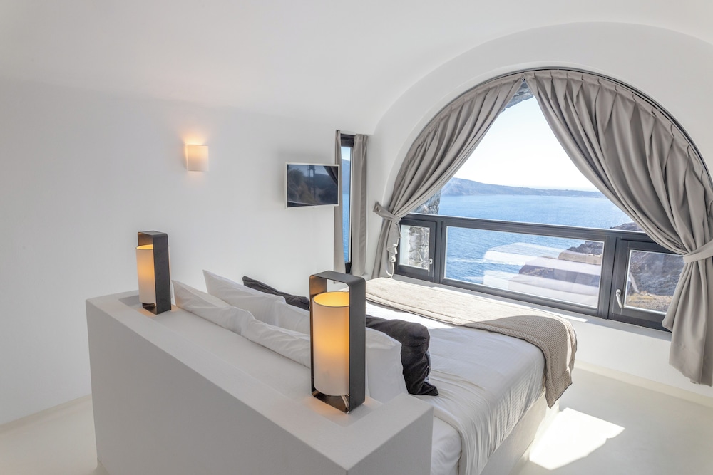 Charisma Suites — Hotel rooms in Oia, South Aegean