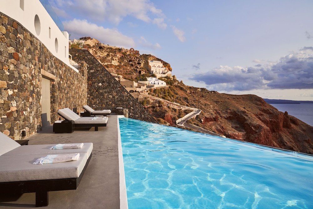 Charisma Suites — Swimming pool in Oia, South Aegean
