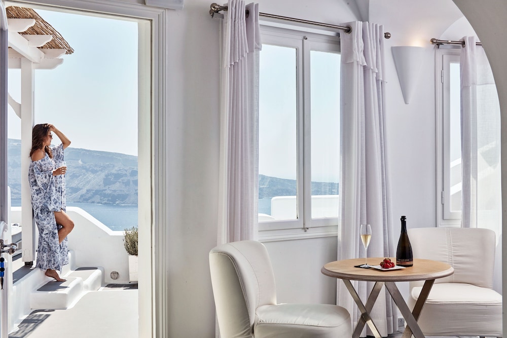 Charisma Suites — Hotel rooms in Oia, South Aegean