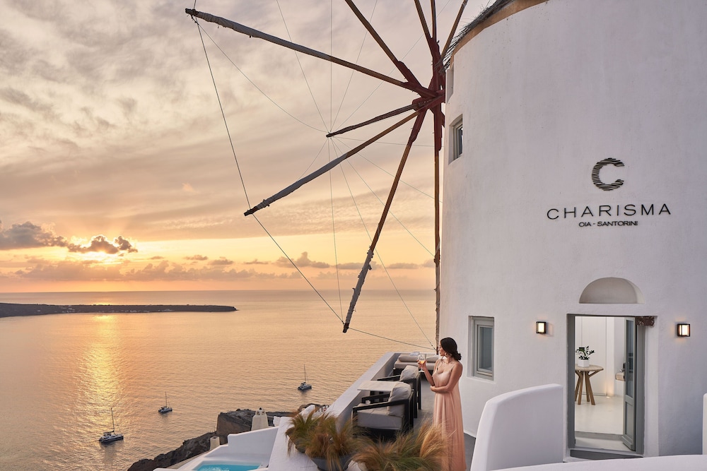 Charisma Suites — Hotel building in Oia, South Aegean