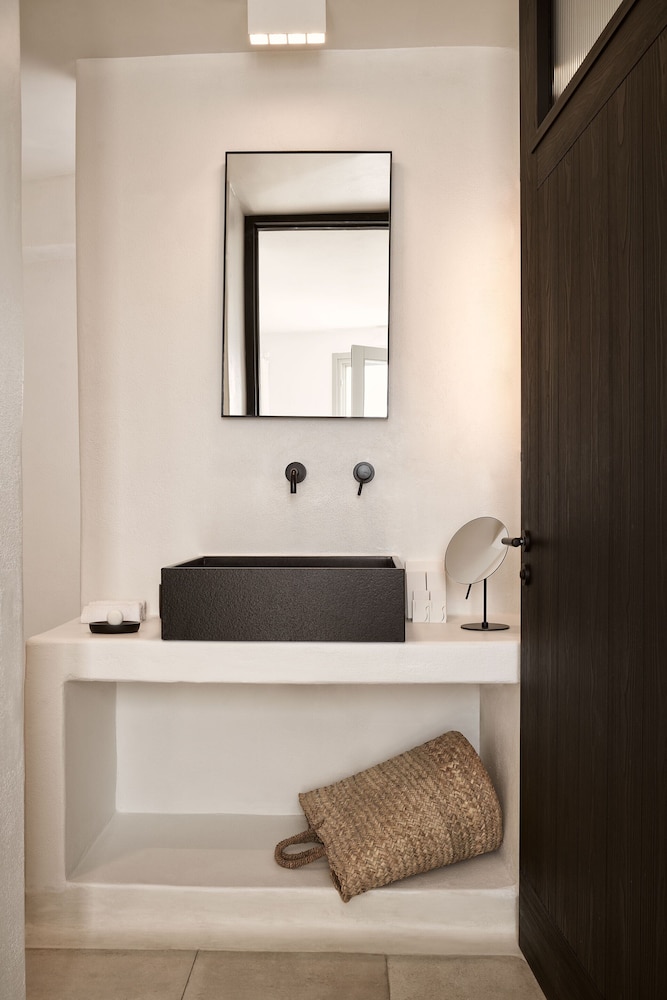 Charisma Suites — Hotel rooms in Oia, South Aegean