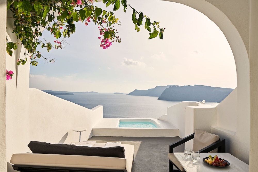 Charisma Suites — Hotel rooms in Oia, South Aegean