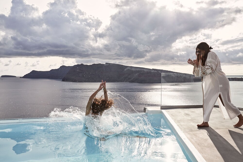 Charisma Suites — Swimming pool in Oia, South Aegean