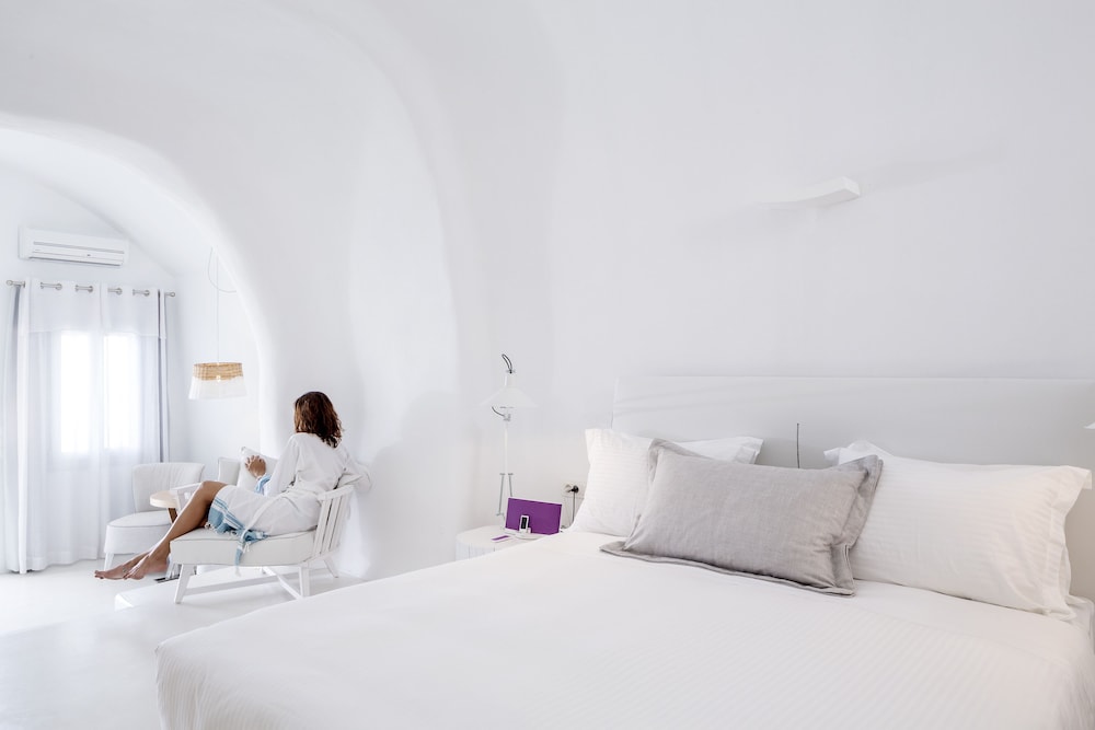 Charisma Suites — Hotel rooms in Oia, South Aegean
