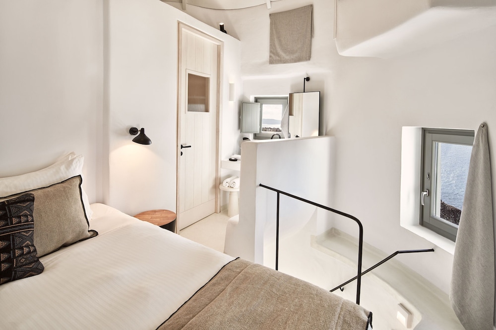 Charisma Suites — Hotel rooms in Oia, South Aegean
