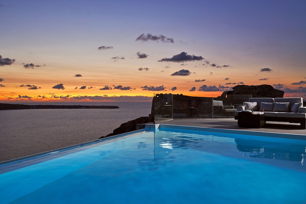 Charisma Suites — Swimming pool in Oia, South Aegean