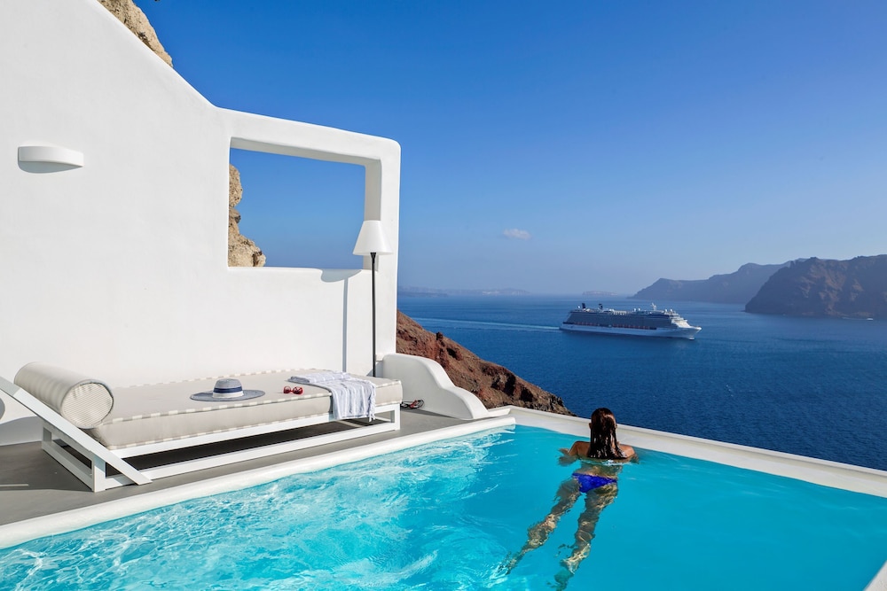 Charisma Suites — Swimming pool in Oia, South Aegean