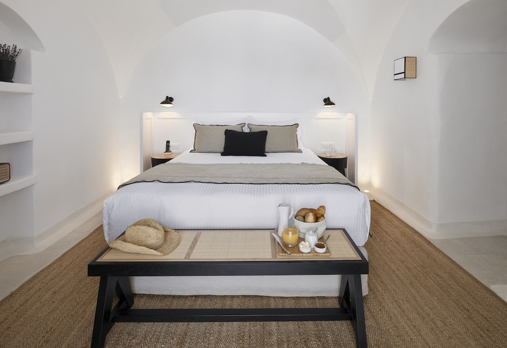 Charisma Suites — Hotel rooms in Oia, South Aegean