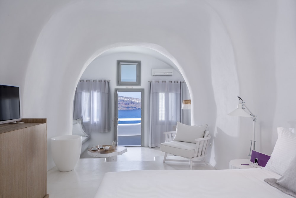 Charisma Suites — Hotel rooms in Oia, South Aegean