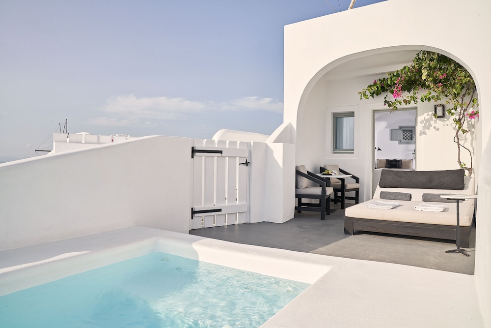 Charisma Suites — Swimming pool in Oia, South Aegean