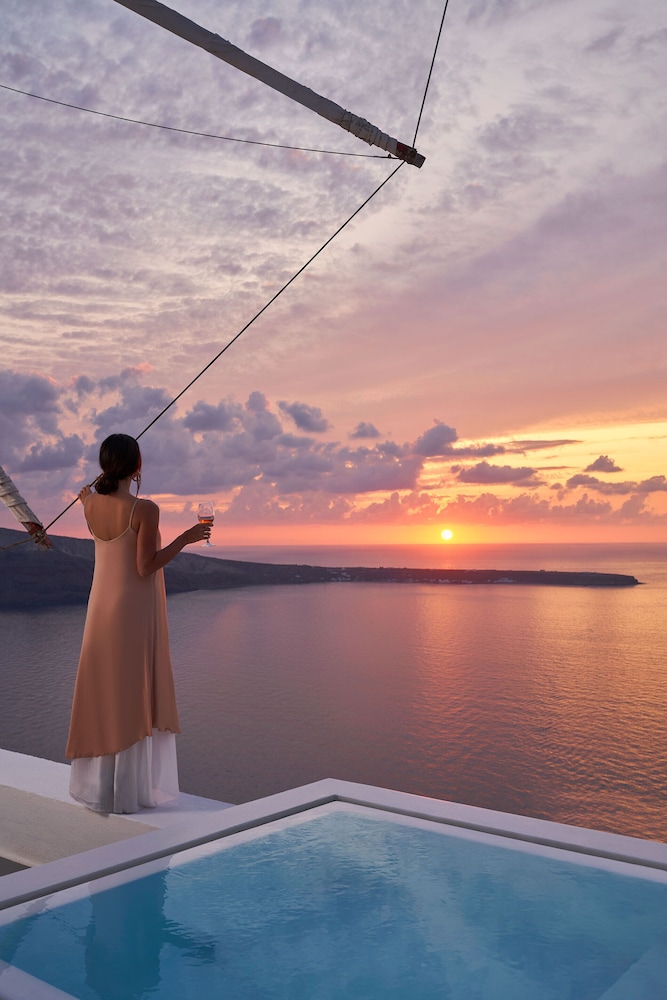 Charisma Suites — Swimming pool in Oia, South Aegean