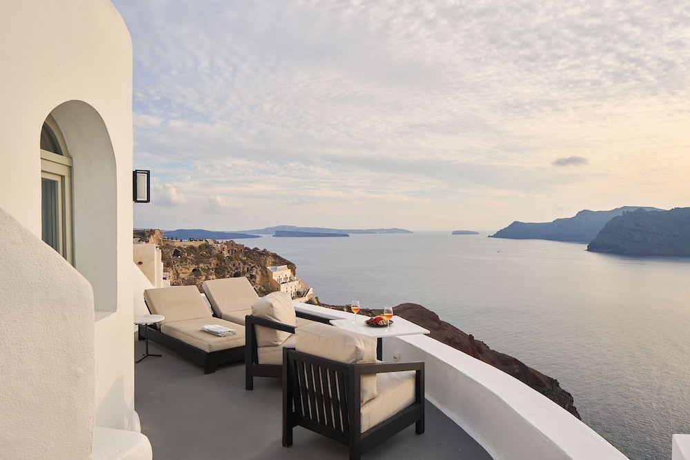 Charisma Suites — Hotel rooms in Oia, South Aegean