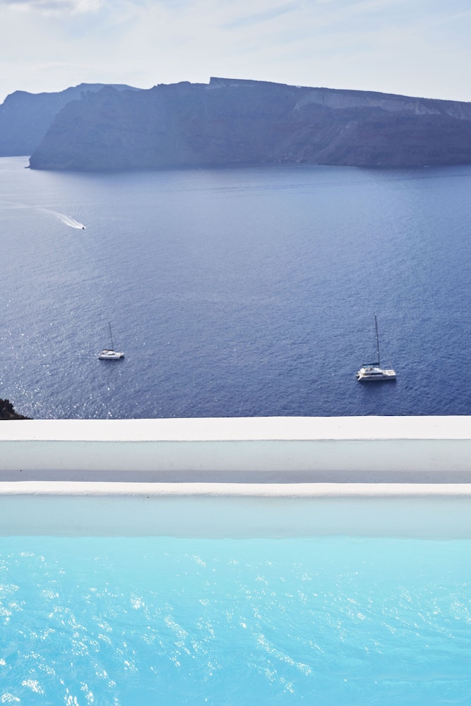Charisma Suites — Swimming pool in Oia, South Aegean