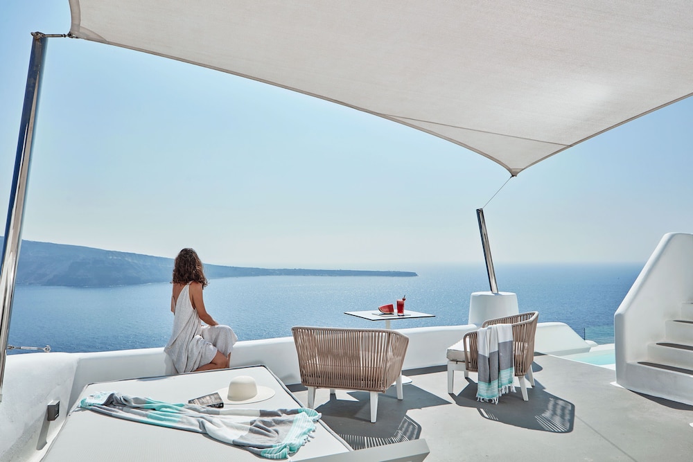 Charisma Suites — Hotel rooms in Oia, South Aegean