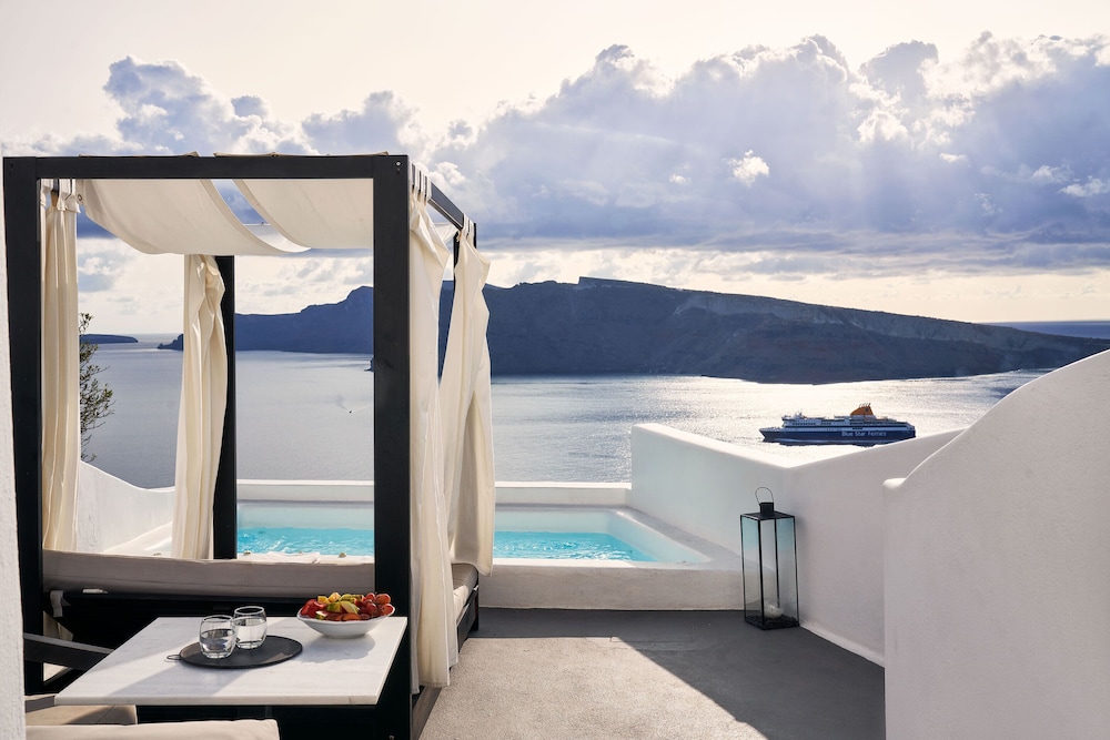 Charisma Suites — Hotel rooms in Oia, South Aegean