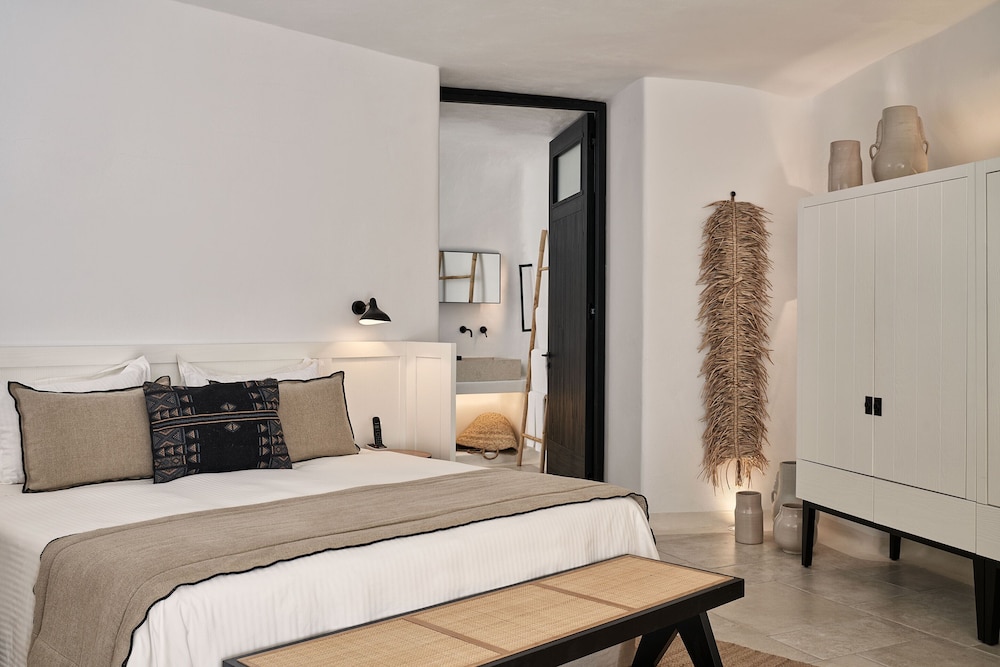 Charisma Suites — Hotel rooms in Oia, South Aegean