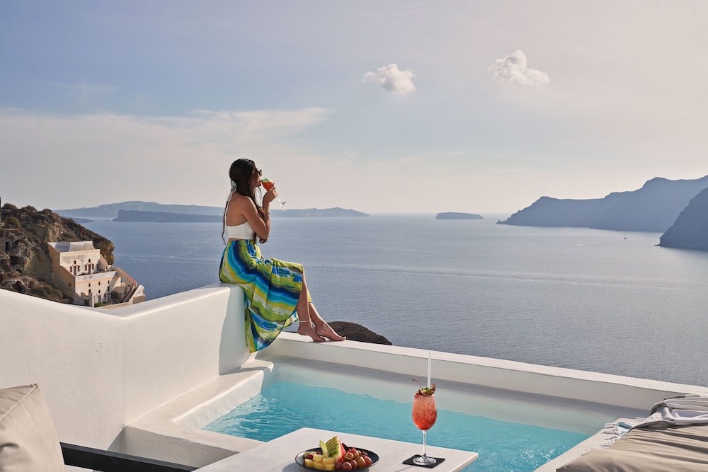 Charisma Suites — Swimming pool in Oia, South Aegean