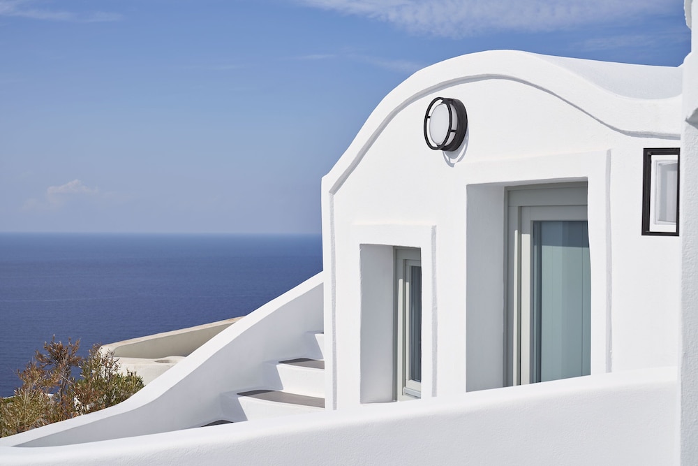Charisma Suites — Hotel building in Oia, South Aegean
