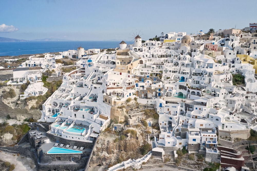 Charisma Suites — Hotel building in Oia, South Aegean