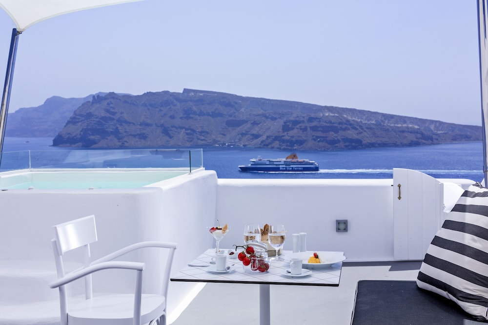 Charisma Suites — Hotel rooms in Oia, South Aegean