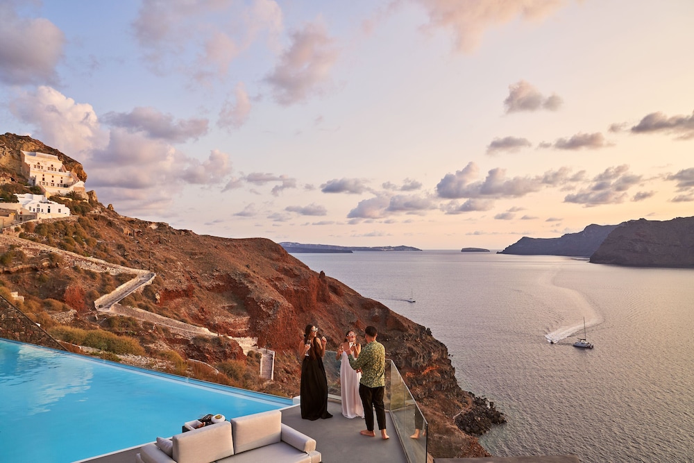 Charisma Suites — Swimming pool in Oia, South Aegean