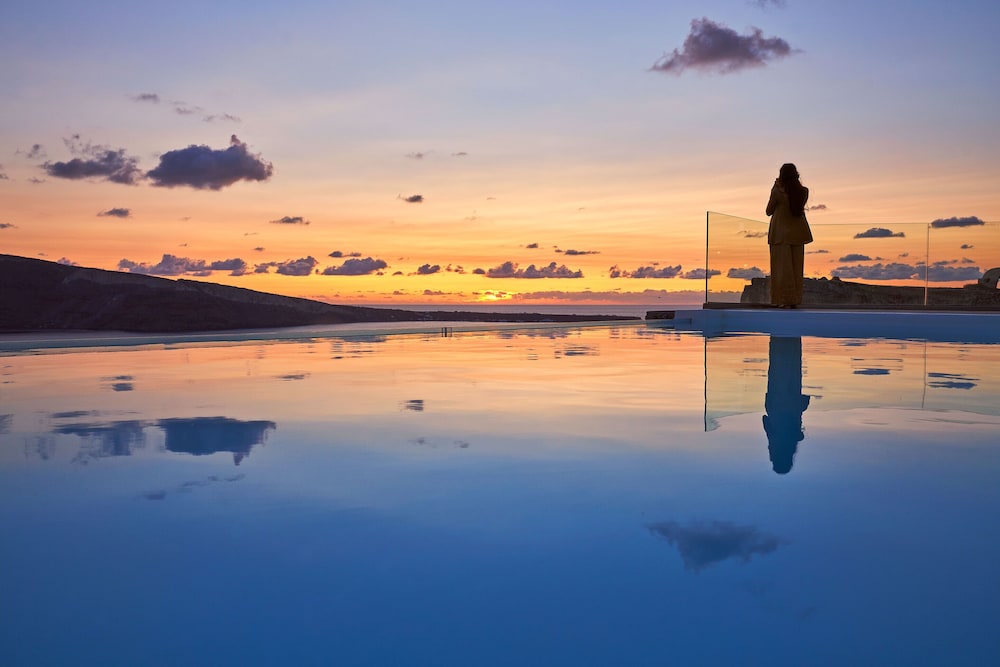 Charisma Suites — Swimming pool in Oia, South Aegean