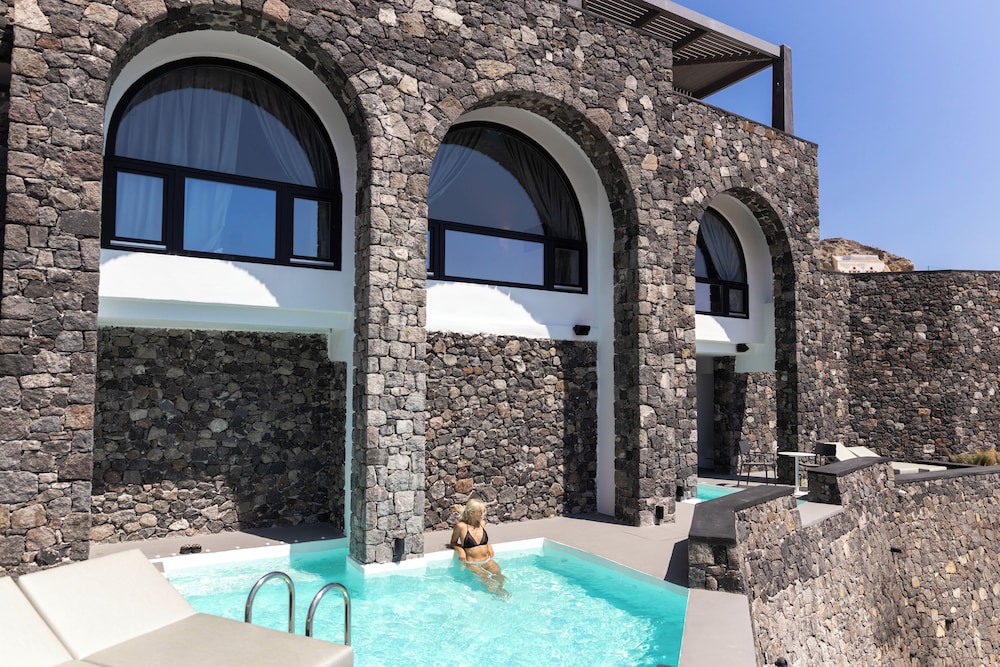 Charisma Suites — Hotel building in Oia, South Aegean