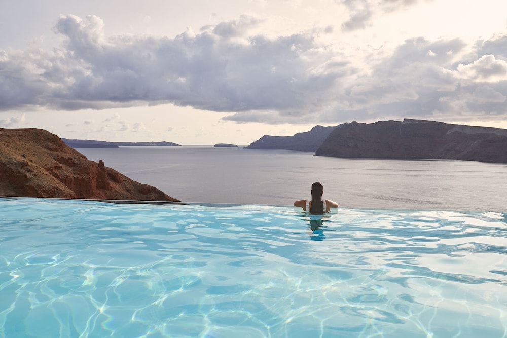 Charisma Suites — Swimming pool in Oia, South Aegean