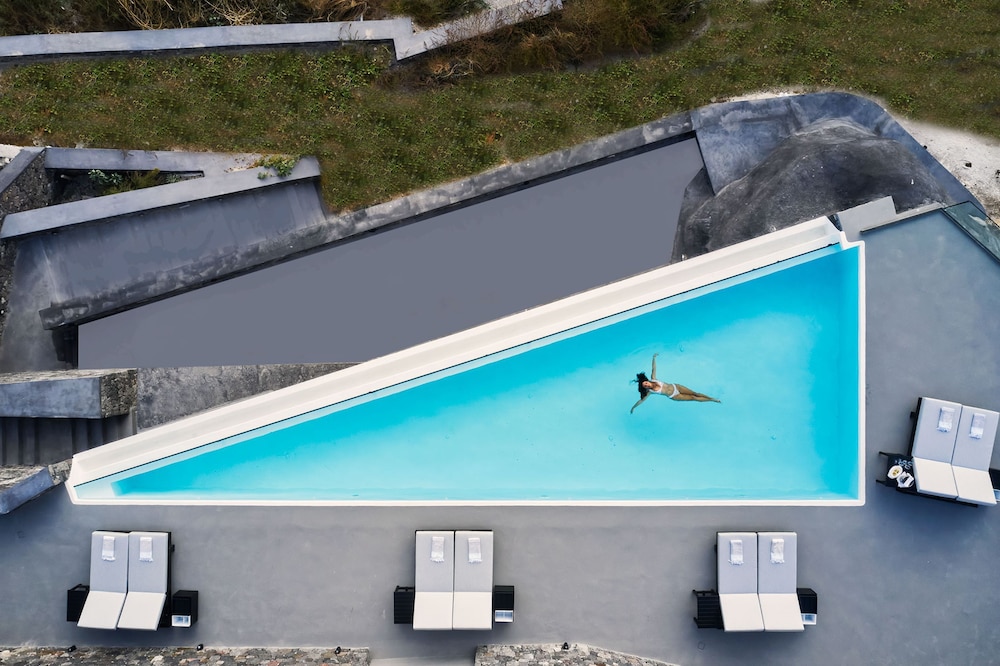 Charisma Suites — Swimming pool in Oia, South Aegean
